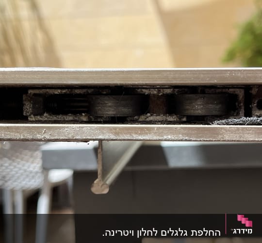 מסגרת אלומיניום עם גלגלים פנימיים